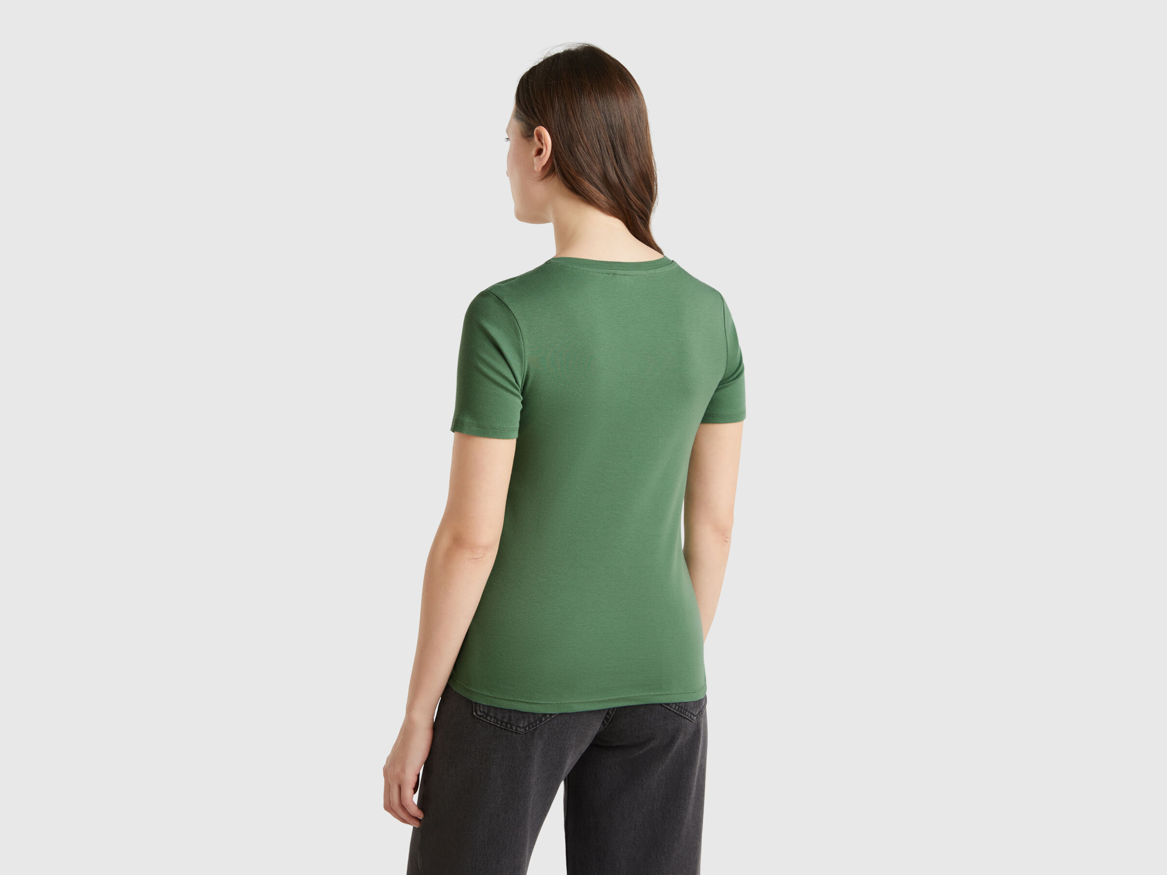 T-shirt vert forêt en pur coton à col en V – Image 2
