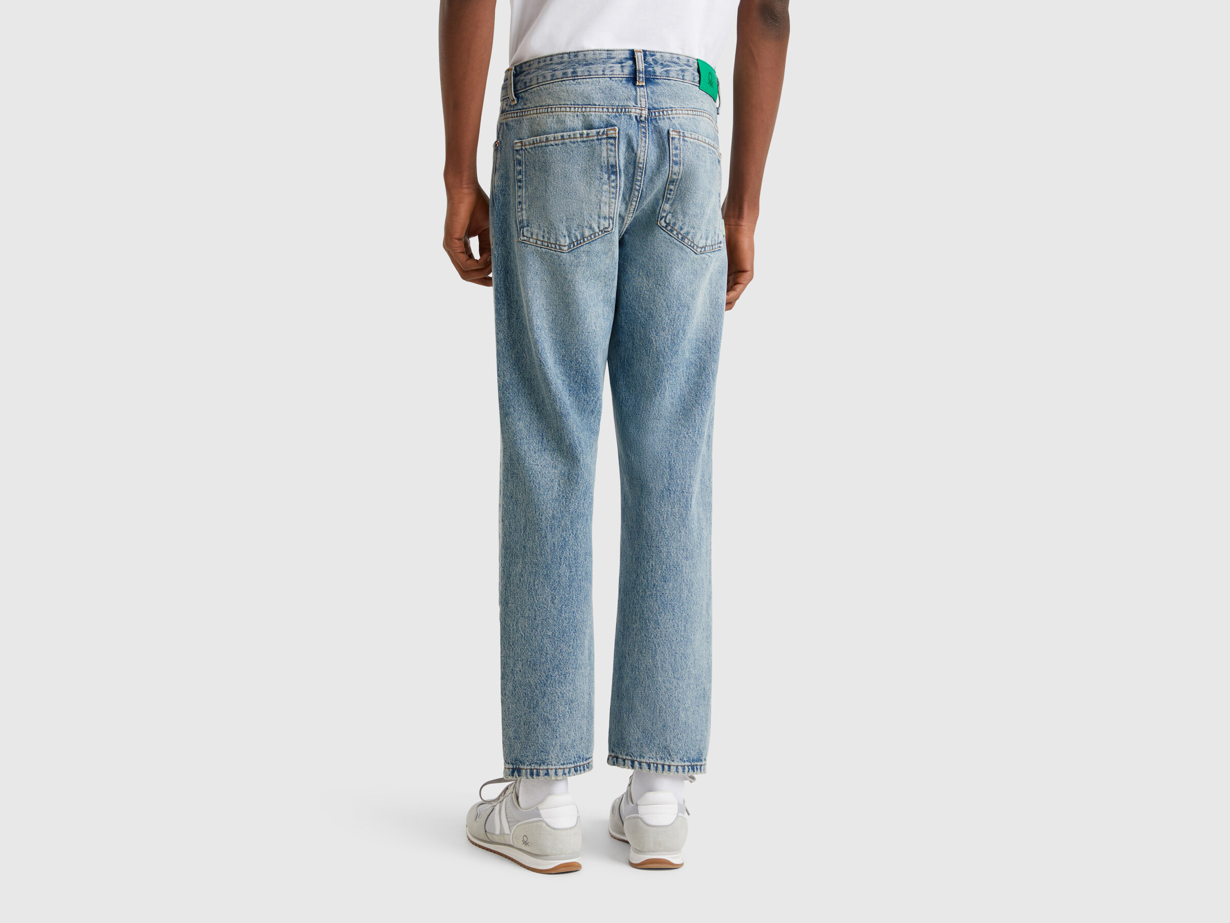 Jean coupe classique avec déchirures – Image 2