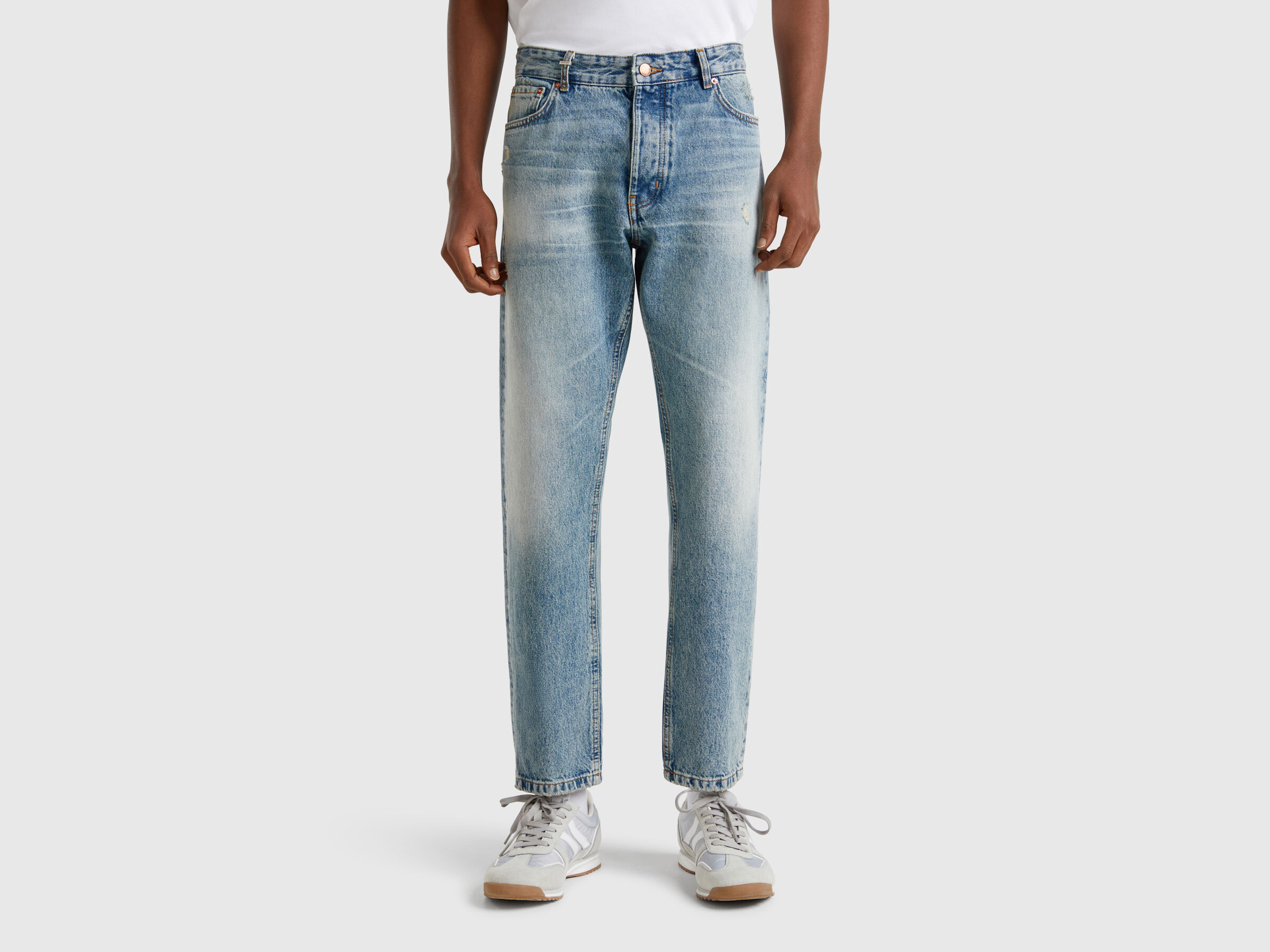 Jean coupe classique avec déchirures Jean coupe classique avec déchirures