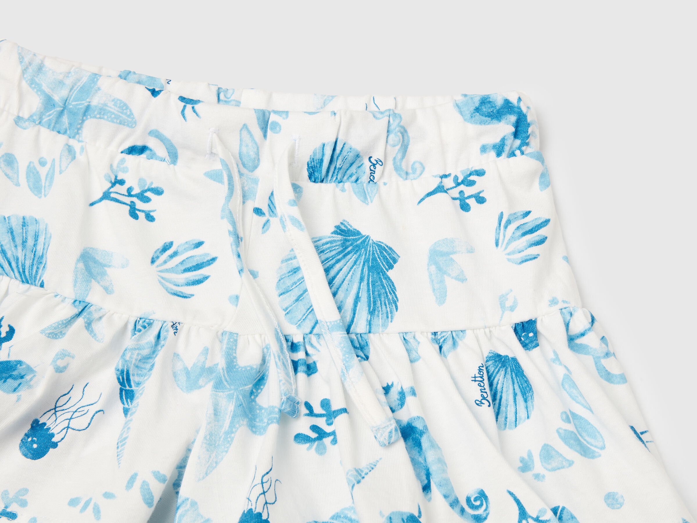 Short blanc à coquillages bleus – Image 3