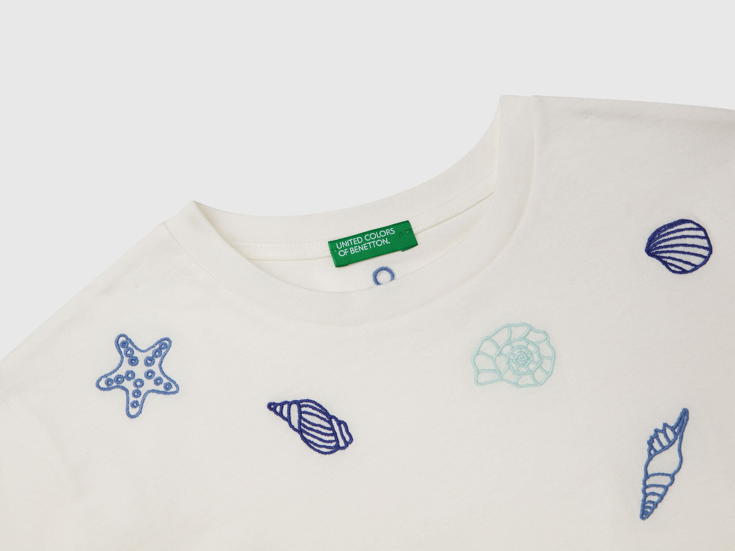 T-shirt blanc avec broderie coquillage – Image 3