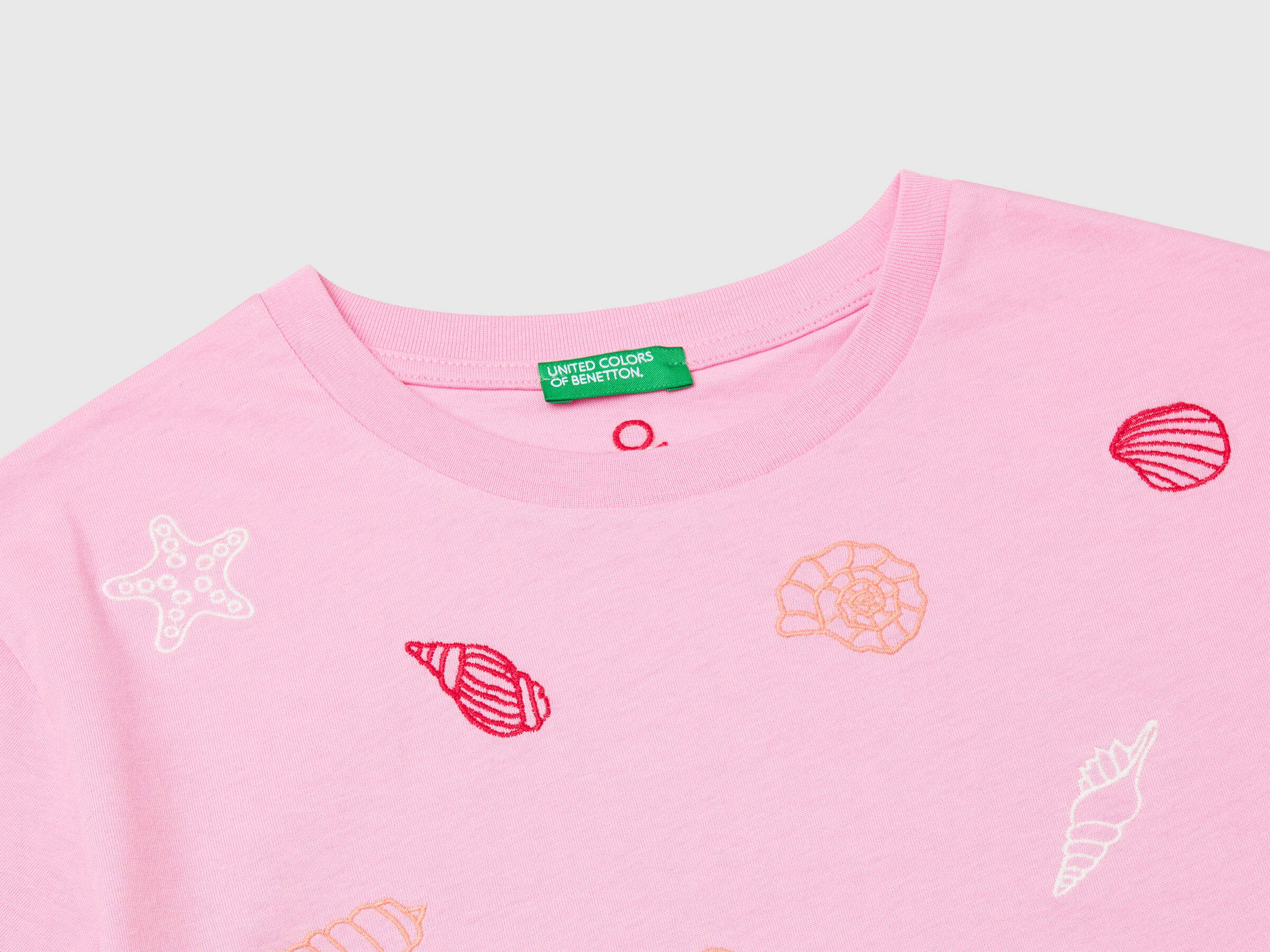 T-shirt rose avec broderie coquillage – Image 3