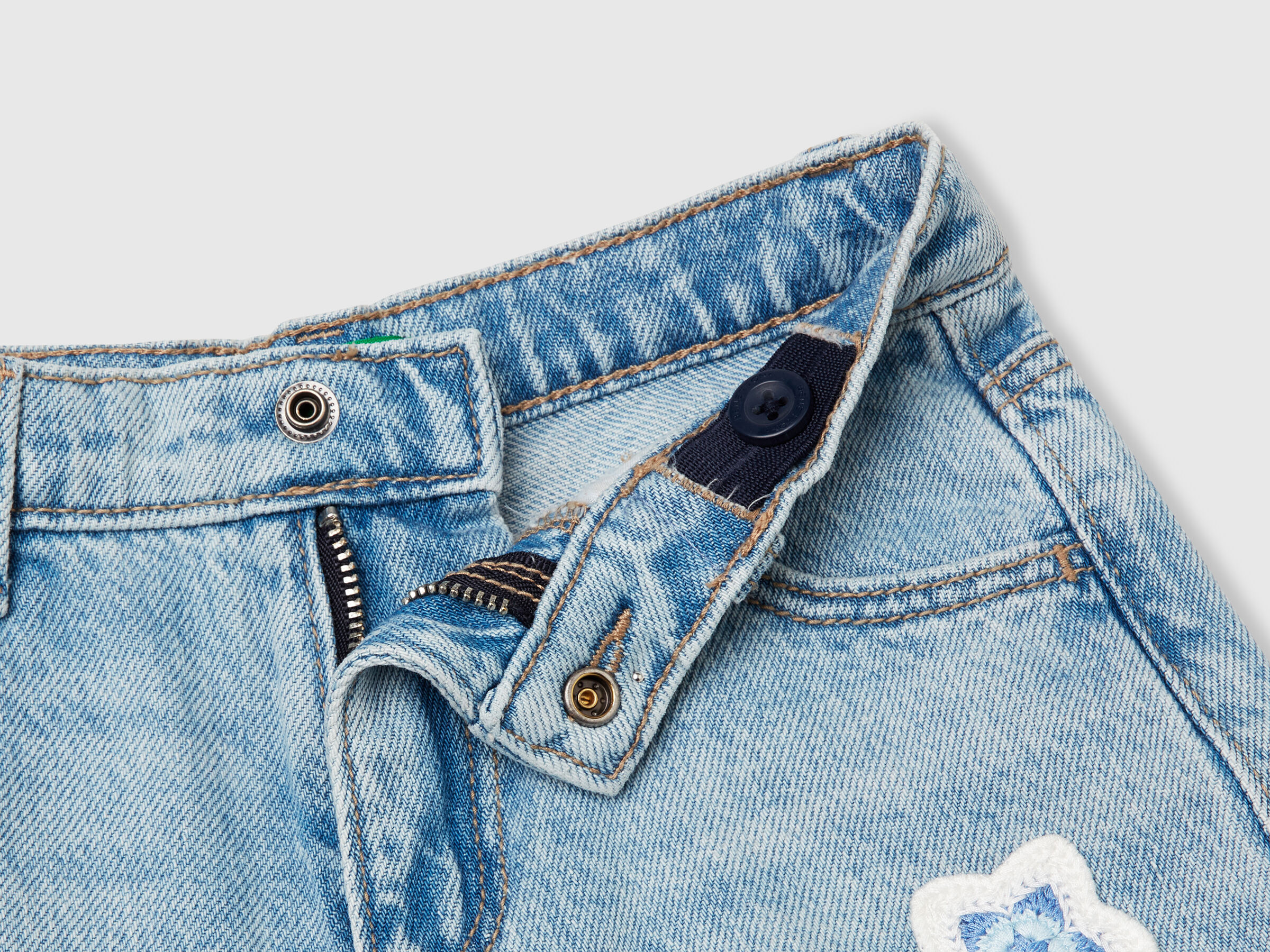 Short à fleurs en macramé – Image 3