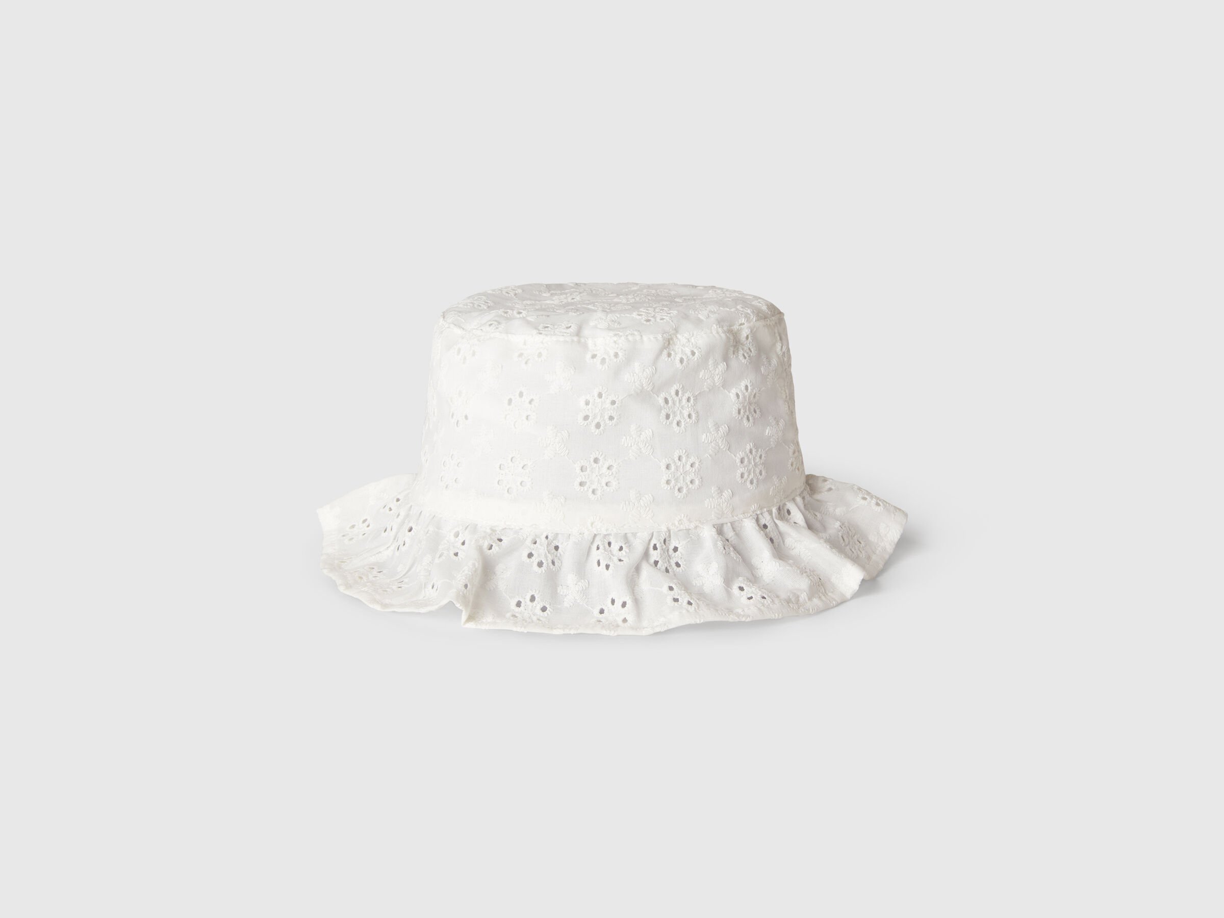 Casquette avec broderie anglaise Casquette avec broderie anglaise