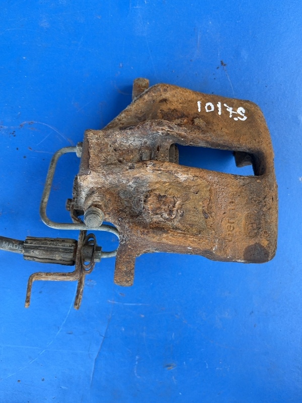 Etrier față – Parte montare: Stânga – Audi A4 B5 [restyling] [1997 – 2001] Sedan 1.6 MT (101 hp)