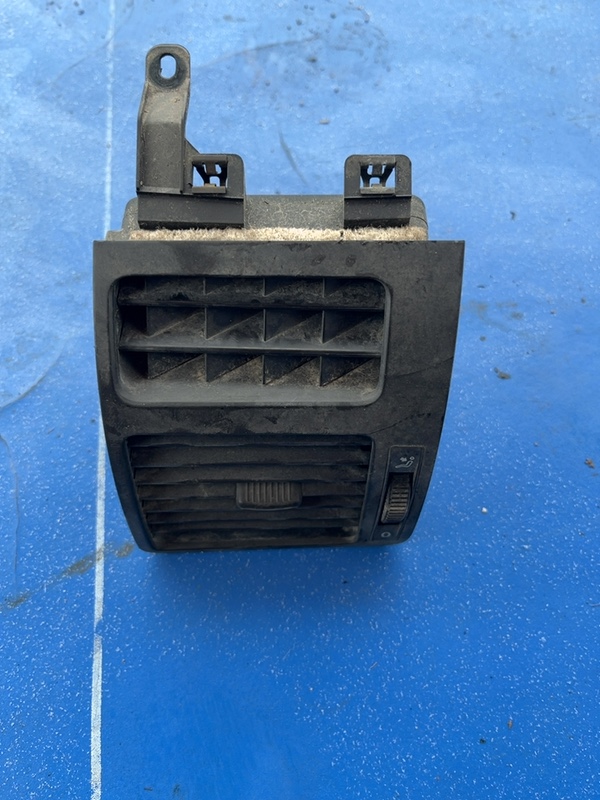 Guri ventilație – Parte montare: Dreapta  – Volkswagen Touran 1 generation [2003 – 2006] Minivan 1.9 TDI MT (100 hp)