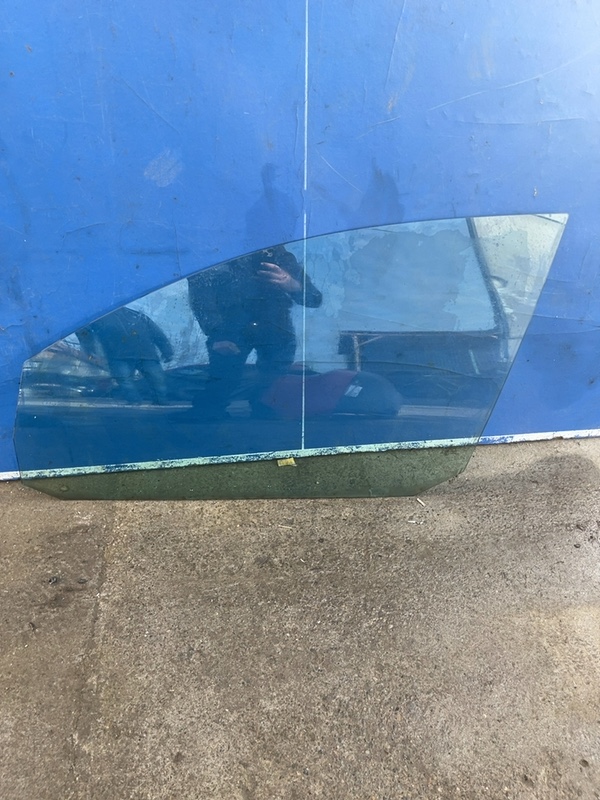 Geam lateral  – Parte montare: Stânga f – Volkswagen Golf 5 generation [2003 – 2009] Hatchback 5-doors 2.0 TDI MT (140 hp)