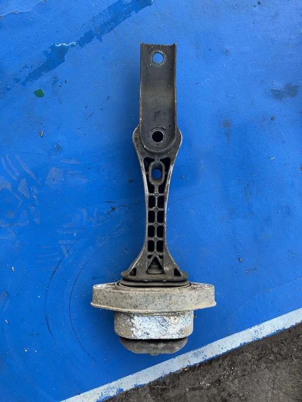 Suport motor antibalans – Volkswagen Golf 4 generation [1997 – 2006] wagon 1.6 MT (105 hp)