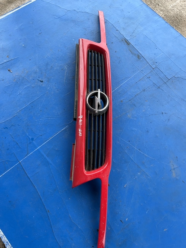 Grilă radiator – Culoare: Roșu – Opel Astra F [restyling] [1994 – 2002] wagon 1.6 MT (75 hp)
