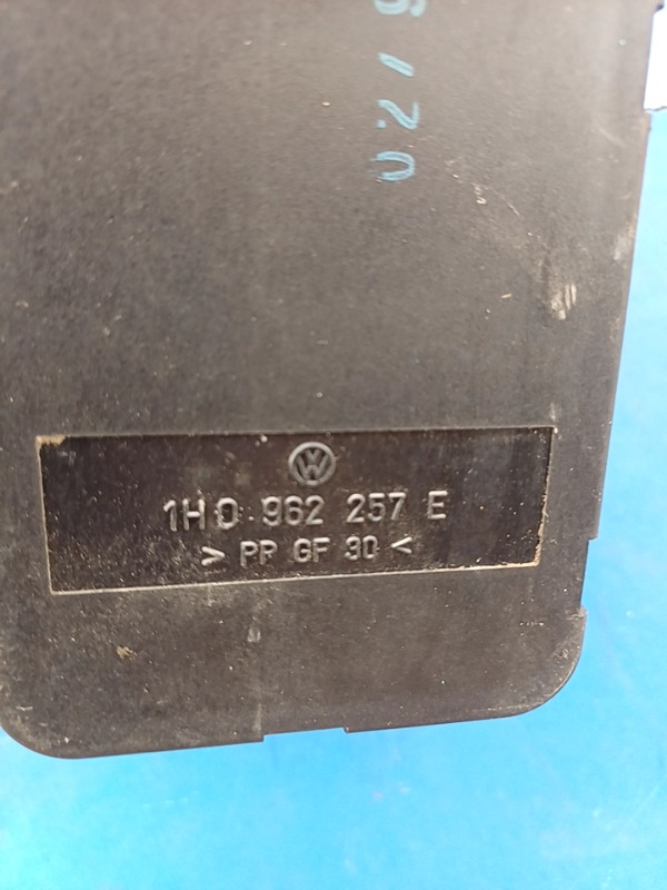 Pompă vacuum închidere centralizată – Volkswagen Golf 3 generation [1991 – 1998] Hatchback 5-doors 1.6 MT (75 hp)