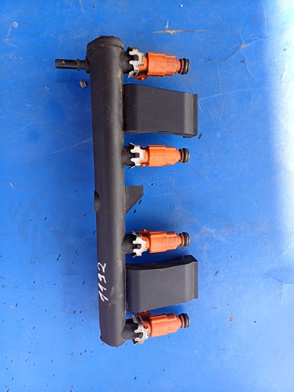 Rampă injectoare – Alte specificații: Cu injectoare – Peugeot 307 1 generation [2001 – 2005] Hatchback 5-doors 1.6 MT (109 hp)