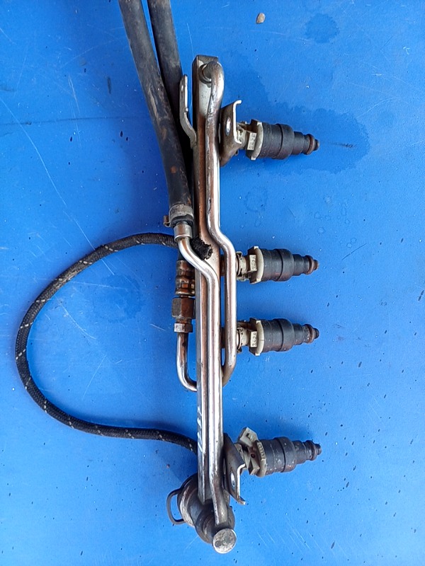 Rampă injectoare – Alte specificații: Cu injectoare – Audi A4 B5 [1994 – 1999] Sedan 1.6 MT (101 hp)