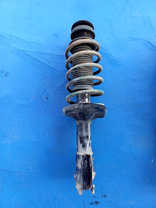 Ansamblu amortizor arc – Parte montare: Dreapta  – Volkswagen Polo 3 generation [1994 – 2001] Classic Sedan 1.4 MT (60 hp)