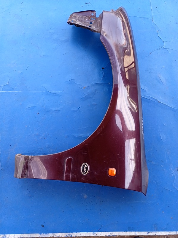 Aripă – Culoare: Vișiniu, Parte montare: Stânga – Audi A4 B5 [1994 – 1999] Sedan 1.6 MT (101 hp)