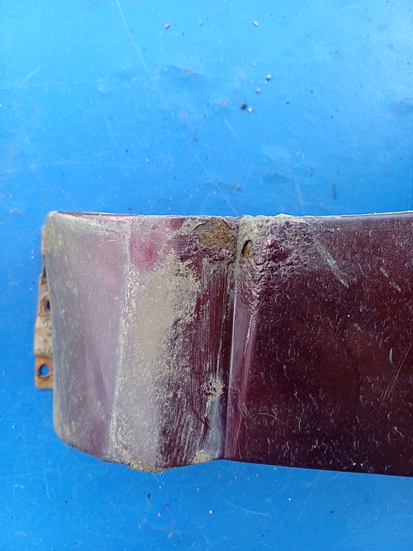 Aripă – Culoare: Vișiniu, Parte montare: Stânga – Audi A4 B5 [1994 – 1999] Sedan 1.6 MT (101 hp)