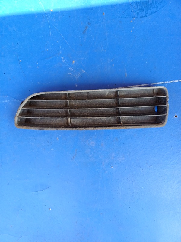 Grilă bară – Parte montare: Dreapta – Audi A4 B5 [1994 – 1999] Sedan 1.6 MT (101 hp)