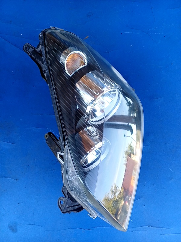 Far față – Parte montare: Stânga – Opel Astra H [2004 – 2007] wagon 1.6 MT (105 hp)