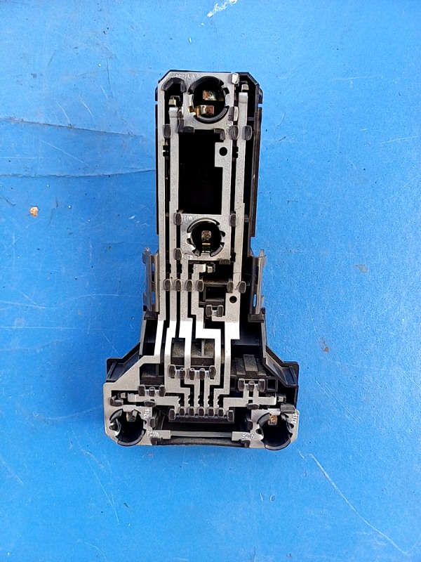 Suport becuri – Parte montare: Stânga  – Volkswagen Passat B5 [1996 – 2000] wagon 1.9 TDI MT (110 hp)