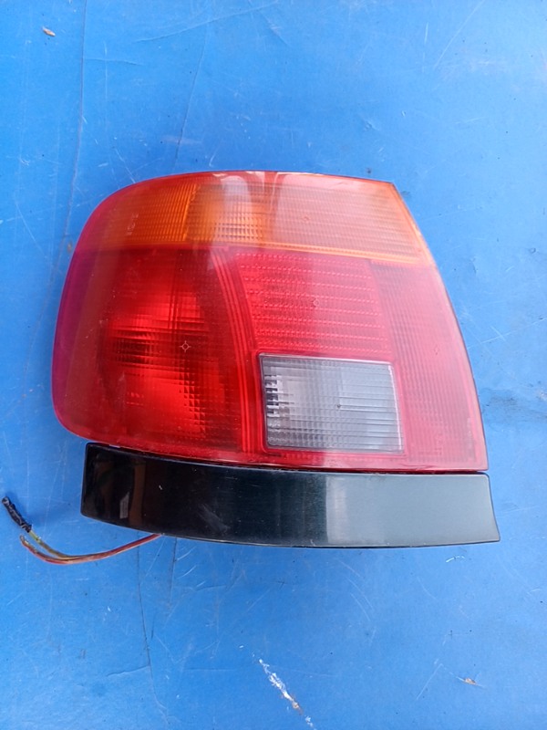 Lampă spate – Parte montare: Stânga  – Audi A4 B5 [1994 – 1999] Sedan 1.6 MT (101 hp)