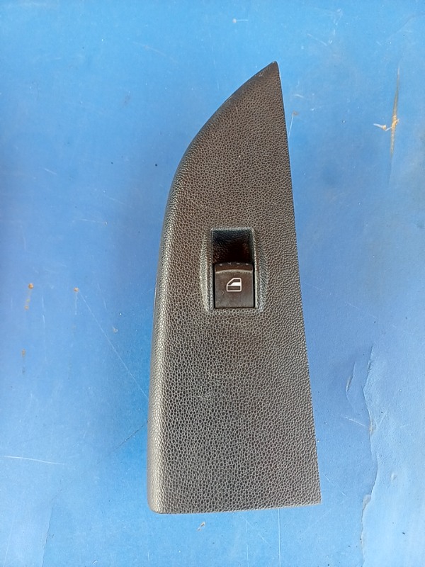 Buton ridicare geam – Parte montare: Dreapta  – Skoda Fabia 6Y [1999 – 2004] Sedan 1.4 MT (68 hp)