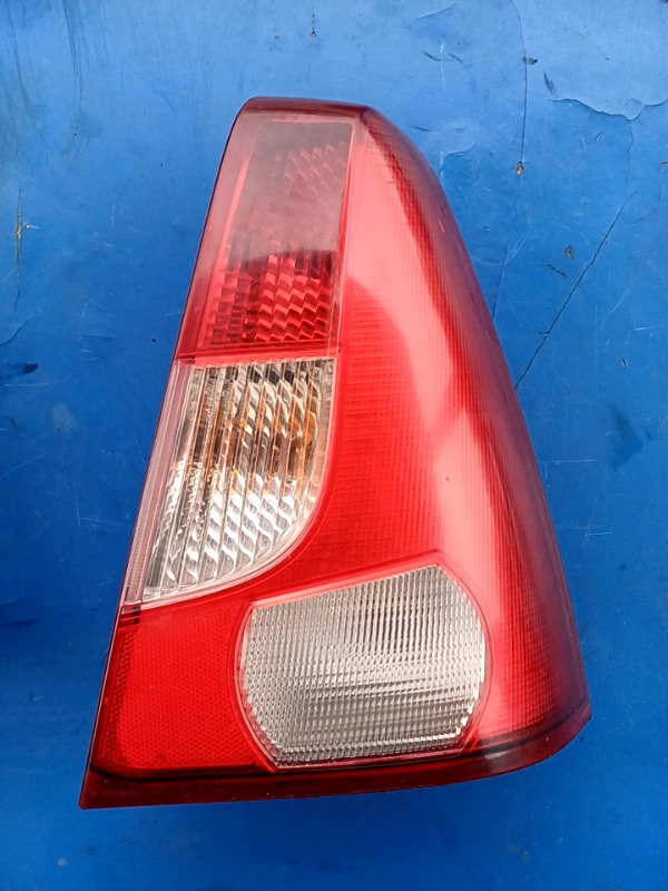 Lampă spate – Parte montare: Dreapta  – Dacia Logan 1 generation [2004 – 2008] Sedan 1.6 MT (90 hp)