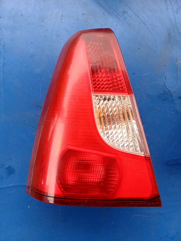 Lampă spate – Parte montare: Stânga – Dacia Logan 1 generation [2004 – 2008] Sedan 1.6 MT (90 hp)