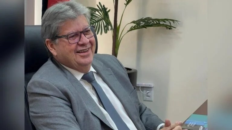 João Azevêdo anuncia reajuste acima da inflação, ampliação do auxílio alimentar e novos benefícios com impacto de R$ 1,3 bilhão para servidores João Azevêdo anuncia reajuste acima da inflação, ampliação do auxílio alimentar e novos benefícios com impacto de R$ 1,3 bilhão para servidores