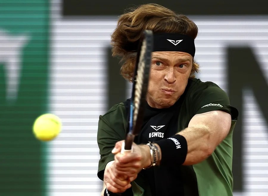 Sinner arrolla a Rublev y se planta en los cuartos de Roland Garros con solo 30 juegos perdidos Sinner arrolla a Rublev y se planta en los cuartos de Roland Garros con solo 30 juegos perdidos