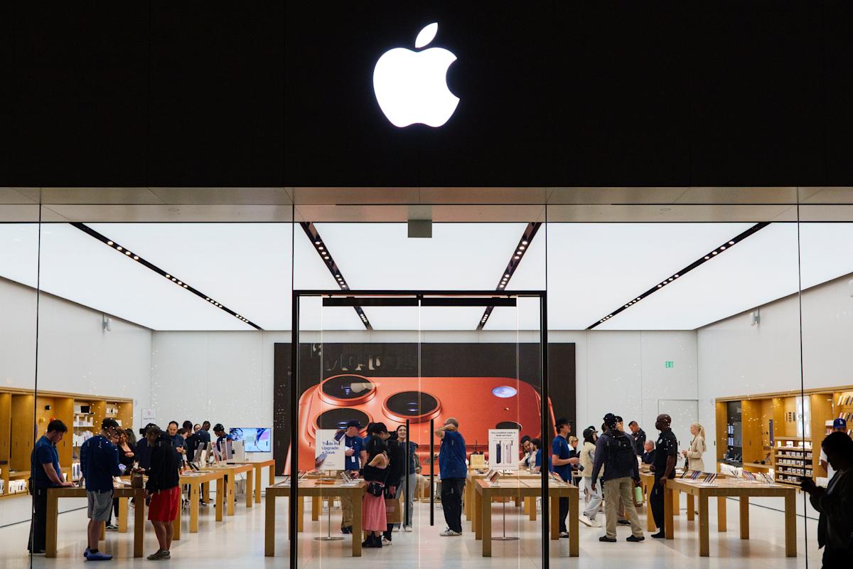 Apple lays off a part of its gross sales group Apple lays off a part of its gross sales group