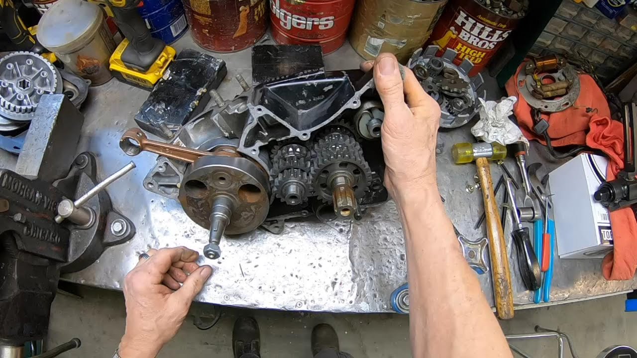Suzuki RM250 C2 engine disassembly Suzuki RM250 C2 engine disassembly