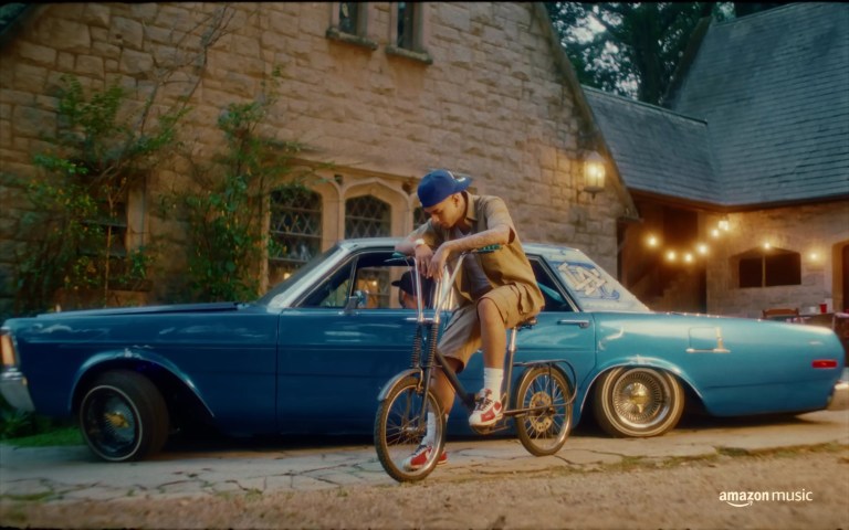 Como Veigh alterna referências culturais no clipe de “Novo Balanço” Como Veigh alterna referências culturais no clipe de “Novo Balanço”