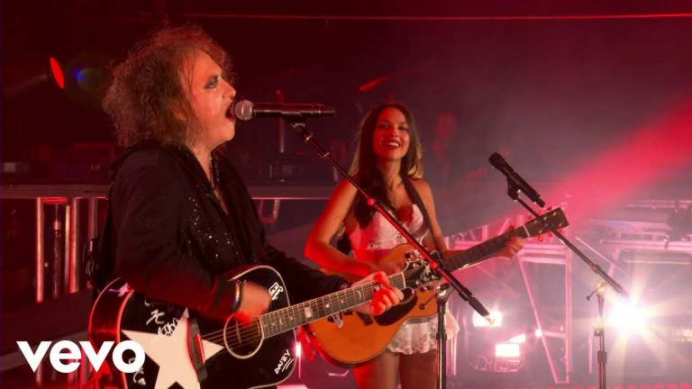 Robert Smith Joins Olivia Rodrigo for Two Cure Songs at Glastonbury 2025 Robert Smith Joins Olivia Rodrigo for Two Cure Songs at Glastonbury 2025