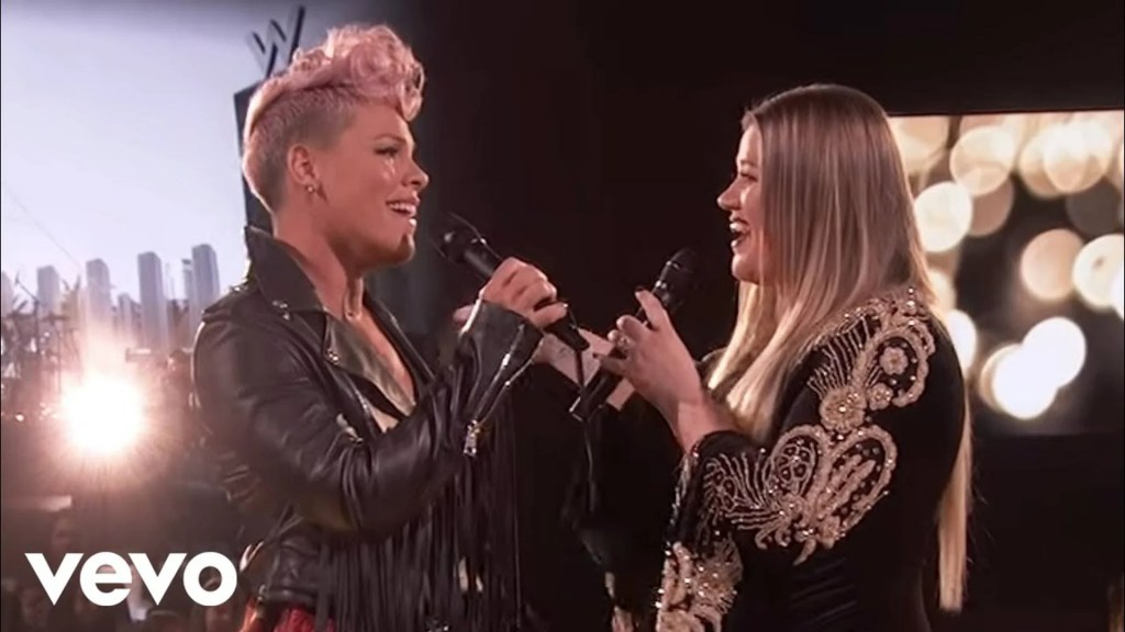 Kelly Clarkson and P!nk’s 2017 AMAs Performance Video: “Everybody Hurts” Kelly Clarkson and P!nk’s 2017 AMAs Performance Video: “Everybody Hurts”