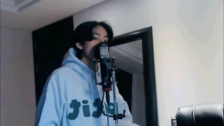 V, do BTS, Surpreende os Fãs com Cover Natalino (2022) V, do BTS, Surpreende os Fãs com Cover Natalino (2022)