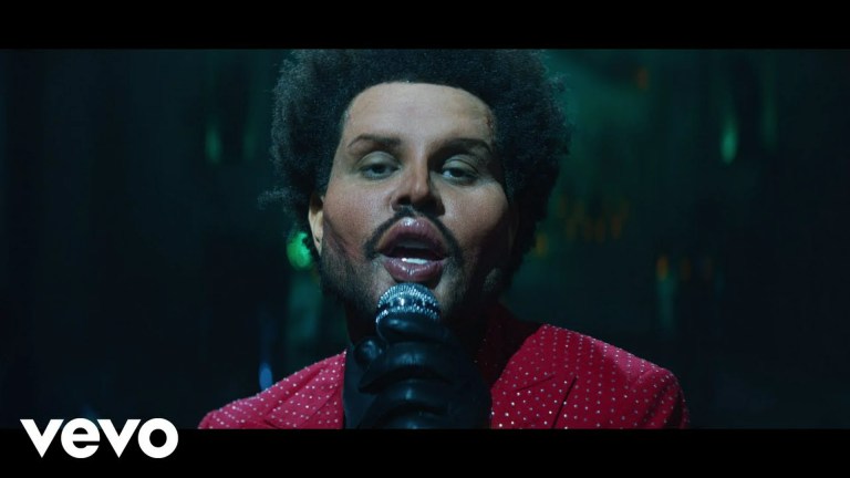 “Ken humano”? Entenda o visual de rosto plastificado de The Weeknd em “Save Your Tears” “Ken humano”? Entenda o visual de rosto plastificado de The Weeknd em “Save Your Tears”