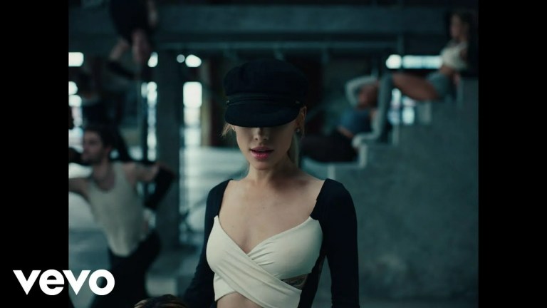 Ariana Grande dança diante de críticos no clipe de “yes, and?”; assista Ariana Grande dança diante de críticos no clipe de “yes, and?”; assista