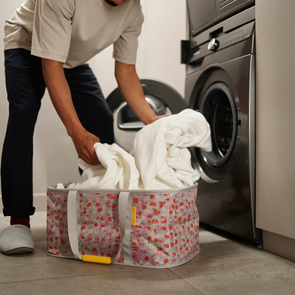 Červeno-šedý skládací látkový koš na prádlo 35 l Hold-All – Joseph Joseph - Obrázek 2