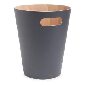 Tmavě šedý dřevěný odpadkový koš 7,5 l Woodrow – Umbra