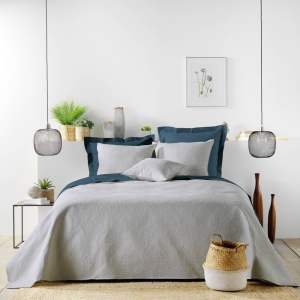 Šedý prošívaný set přehozu a povlaku na polštář z mikrovlákna 240×220 cm Romane – douceur d’intérieur