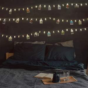 Transparentní LED světelný řetěz ve tvaru kolíčků DecoKing Pin, 40 světýlek, délka 6,35 m