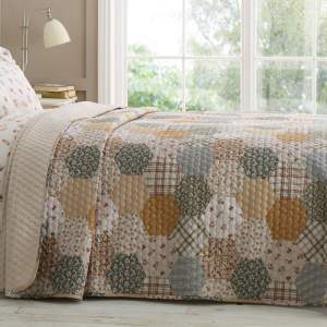 Žluto-béžový prošívaný přehoz 220×230 cm Floral Patchwork – Catherine Lansfield