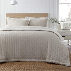 Krémový prošívaný přehoz s beránkem 220×230 cm Cosy Nori – Catherine Lansfield