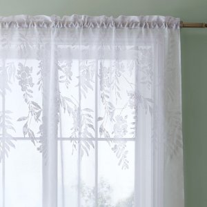 Bílá záclona 140×122 cm Wisteria Floral – Catherine Lansfield