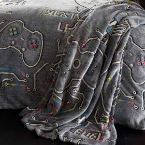 Šedá dětská deka se svítícím efektem z mikroplyše 130×170 cm Game Over – Catherine Lansfield