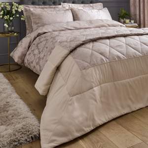 Béžový damaškový prošívaný přehoz 240×260 cm Damask Jacquard – Catherine Lansfield