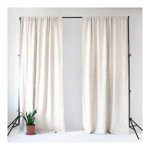 Krémově bílý lněný závěs s tunýlkem Linen Tales Night Time, 275 x 140 cm