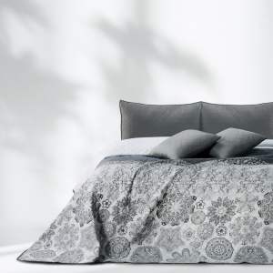 Bílo-šedý oboustranný přehoz z mikrovlákna DecoKing Alhambra, 260 x 280 cm