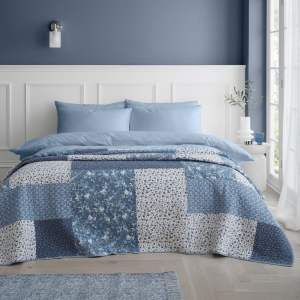 Modrý bavlněný prošívaný přehoz 220×230 cm Floral Patchwork – Bianca