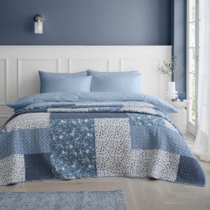 Modrý bavlněný prošívaný přehoz 220×230 cm Floral Patchwork – Bianca