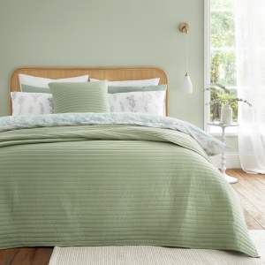 Zelený prošívaný přehoz na dvoulůžko 220×230 cm Quilted Lines – Bianca